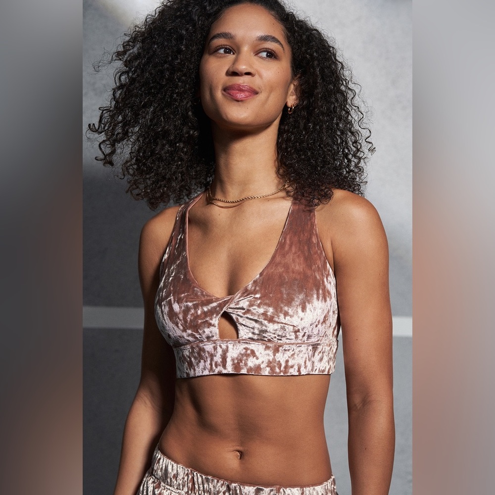 Women’s Fabletics Oasis Crushed Velour Twist Sports Bra